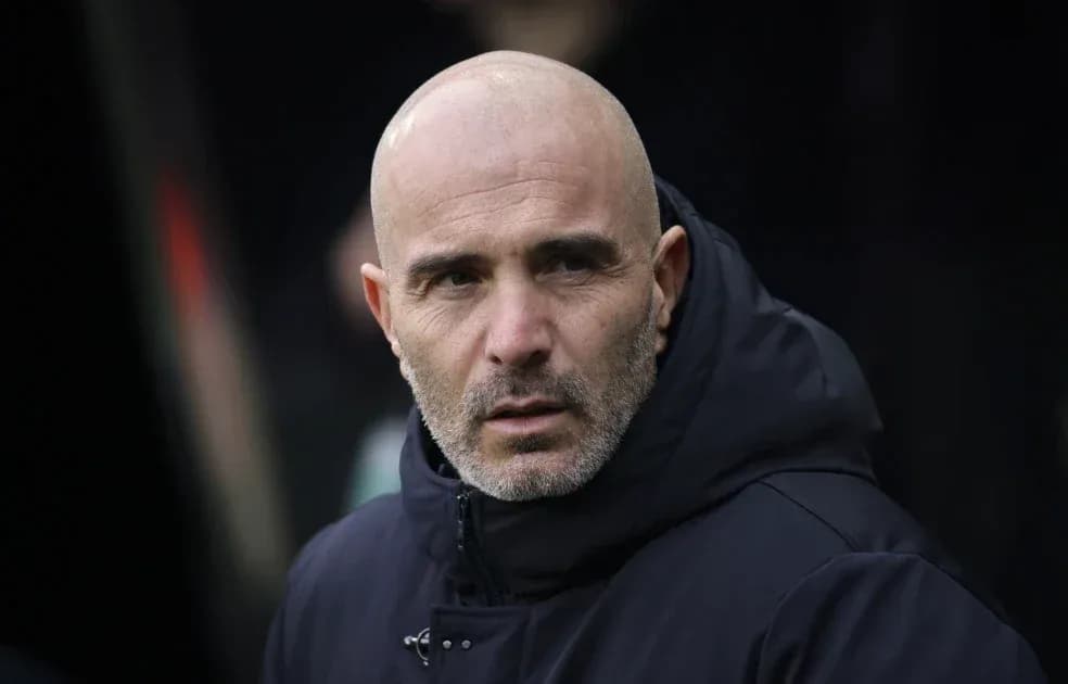 Entrenador observando el partido desde la banda