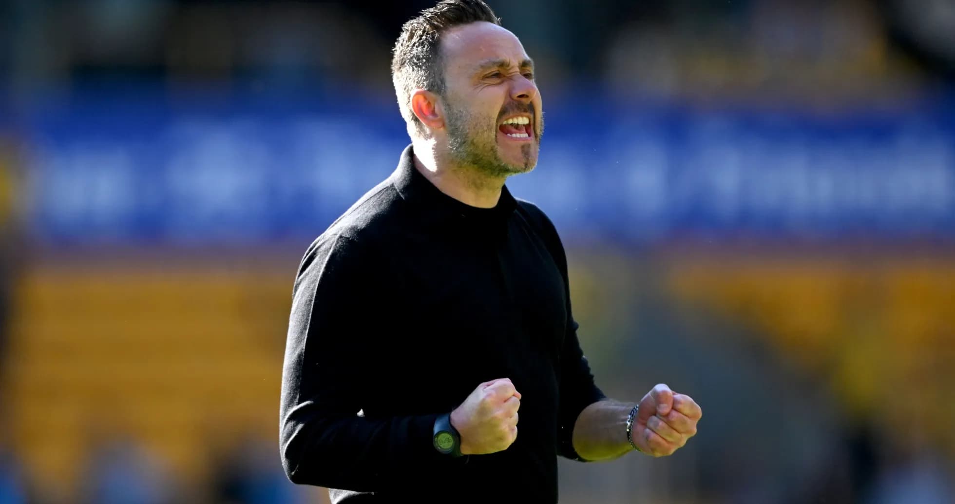 Entrenador celebrando en el banquillo durante el partido
