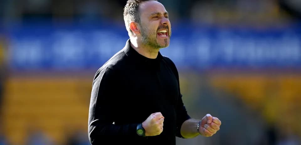 Entrenador celebrando en el banquillo durante el partido