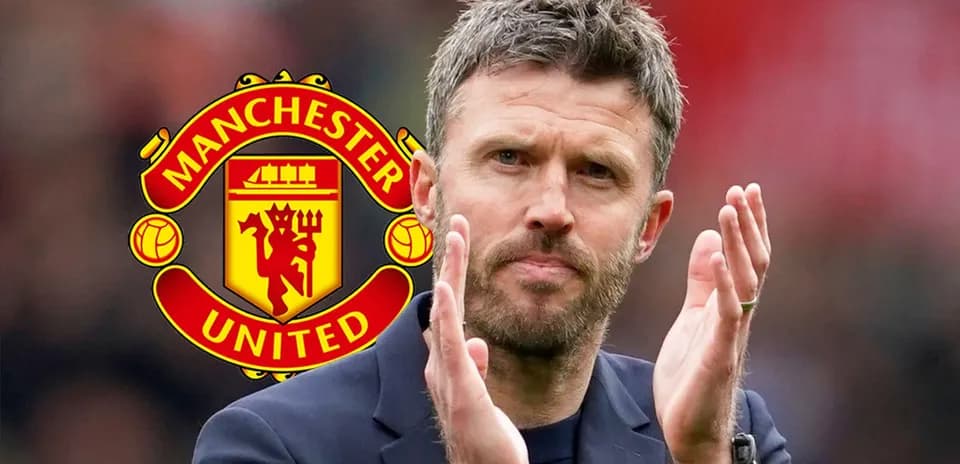 Entrenador de Manchester United aplaudiendo a los aficionados