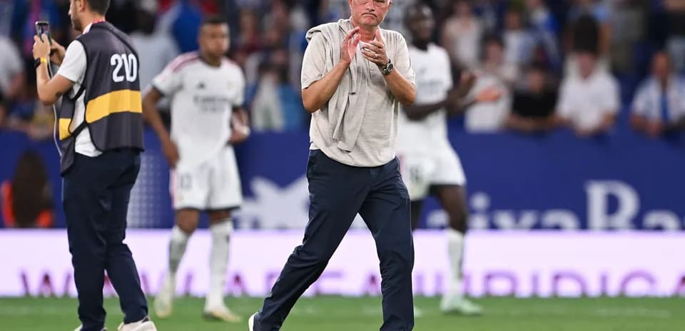 Entrenador aplaudiendo durante el partido en el estadio