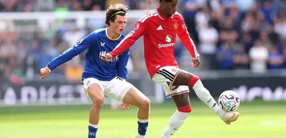 Jugador de Manchester United controlando el balón