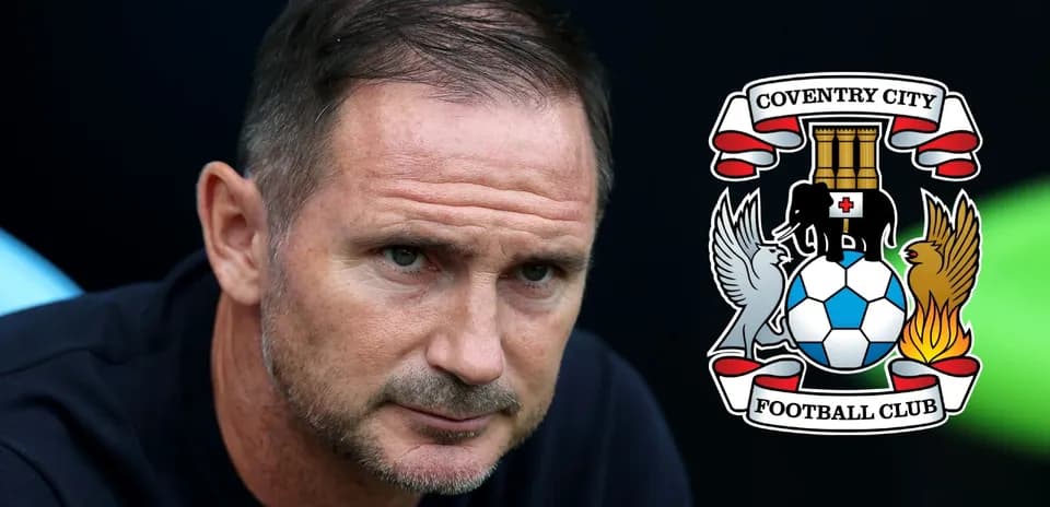Entrenador mirando hacia la cámara con escudo de Coventry City
