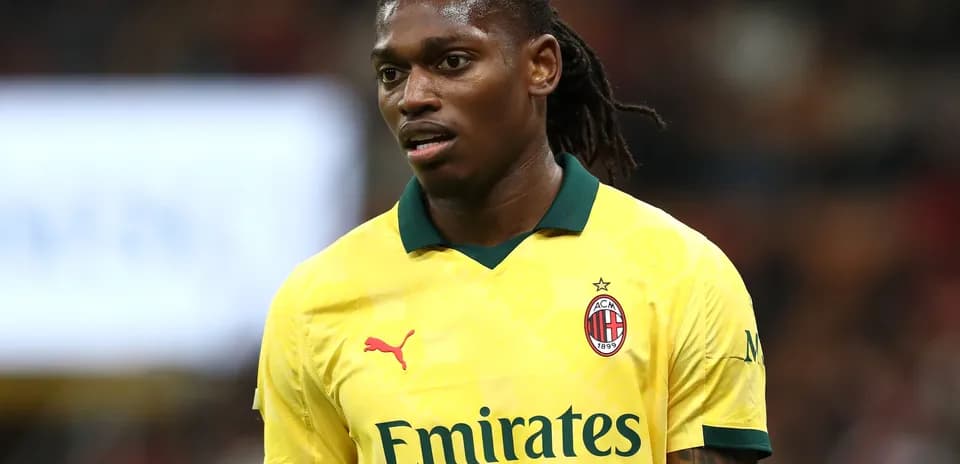 Jugador de AC Milan en uniforme amarillo durante partido