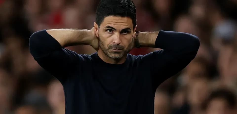 Entrenador con las manos en la cabeza durante partido