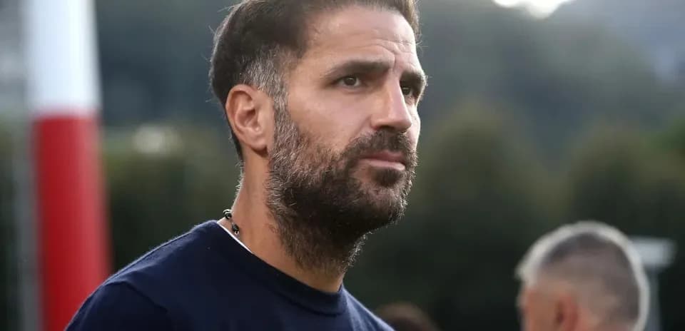 Entrenador observando la práctica de su equipo