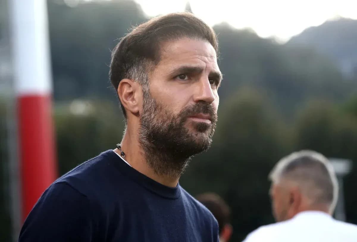 Entrenador observando la práctica de su equipo