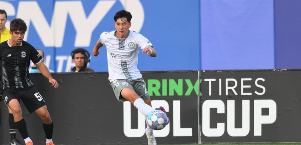 Jugador de Hartford Athletic persiguiendo el balón