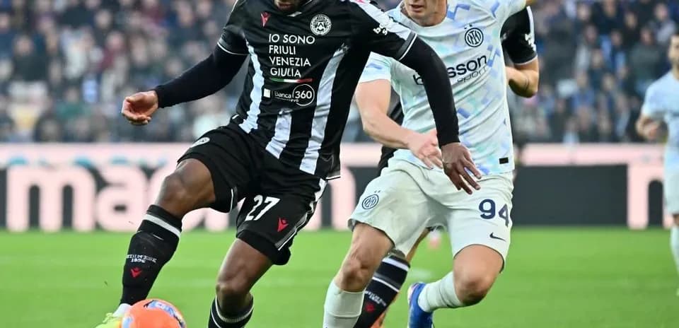 Jugadores de Inter y Udinese compitiendo por el balón