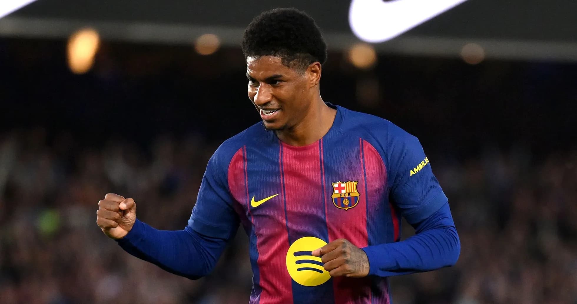 Jugador de Barcelona celebrando un gol en el campo