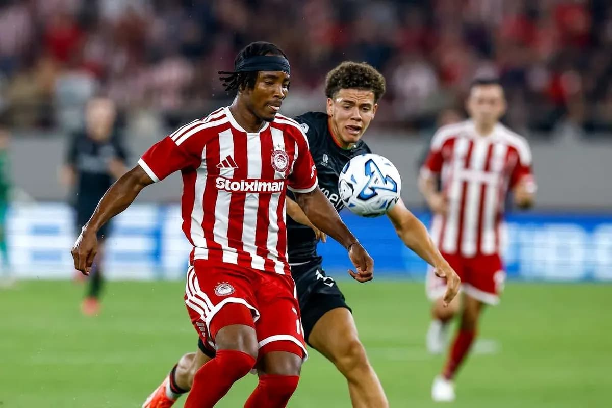 Jugador de Olympiakos luchando por el balón