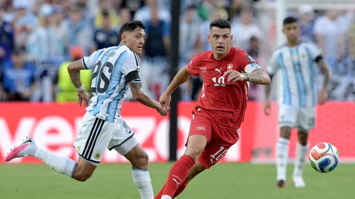Jugadores de Argentina y Suiza compiten por el balón
