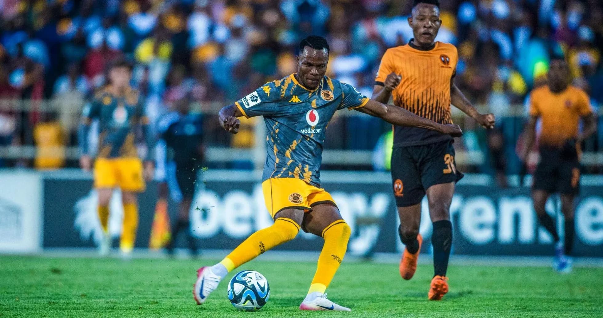 Jugador de Kaizer Chiefs controlando el balón en partido