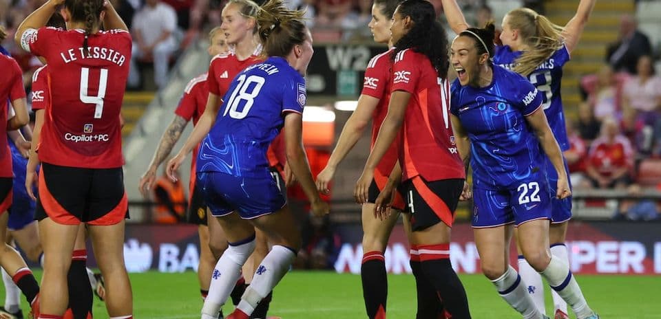 Jugadoras celebrando un gol durante el partido
