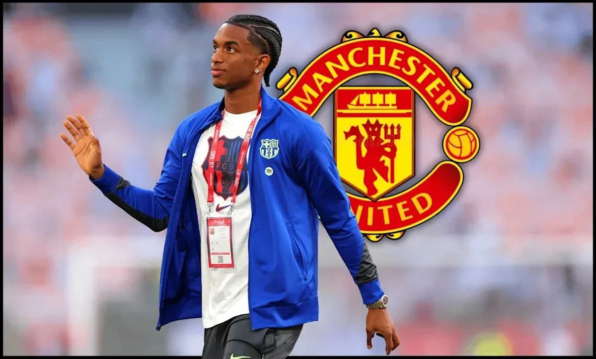 Jugador caminando con chaqueta azul y logo de Manchester United