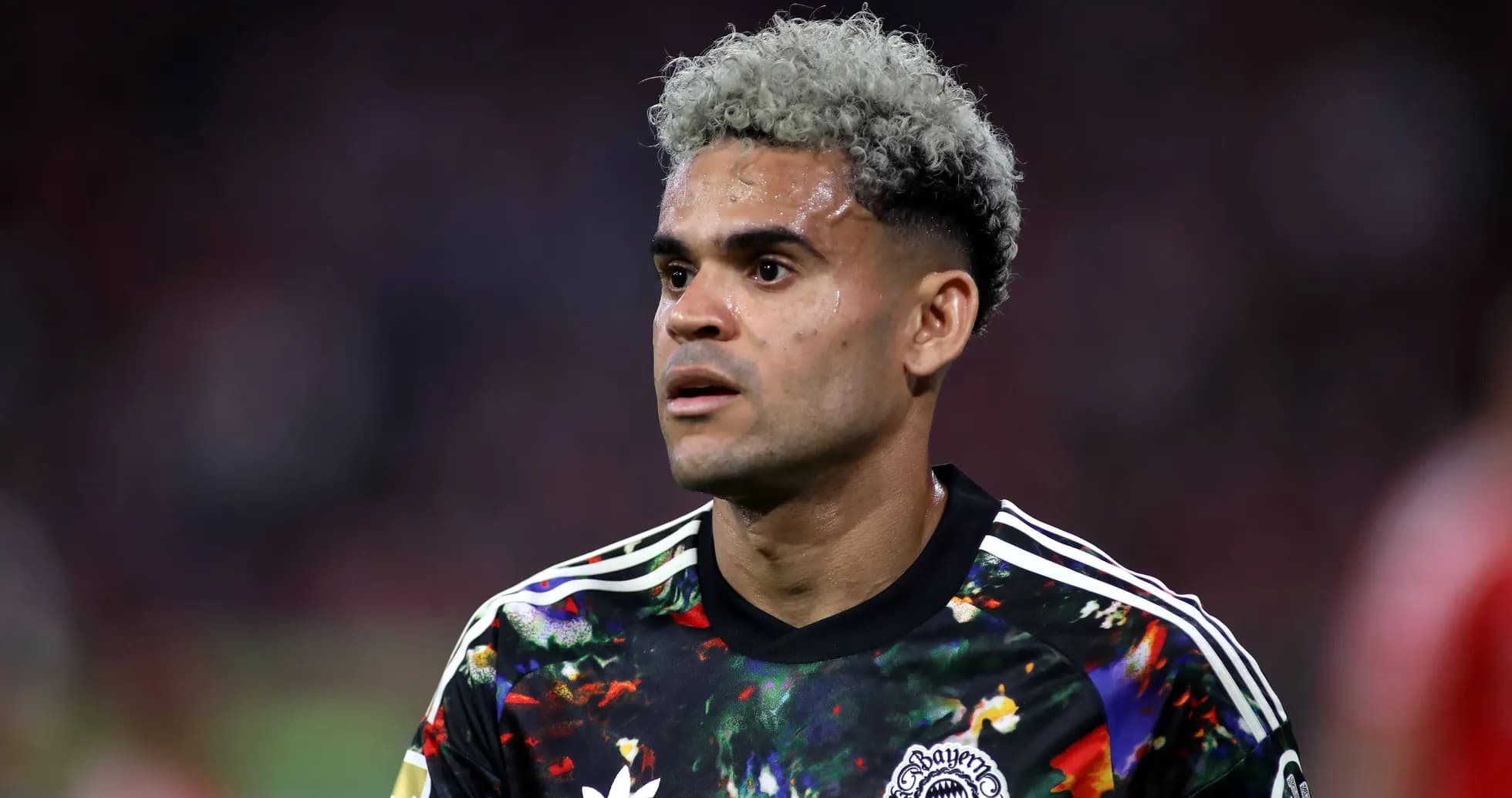 Jugador con camiseta colorida en el campo