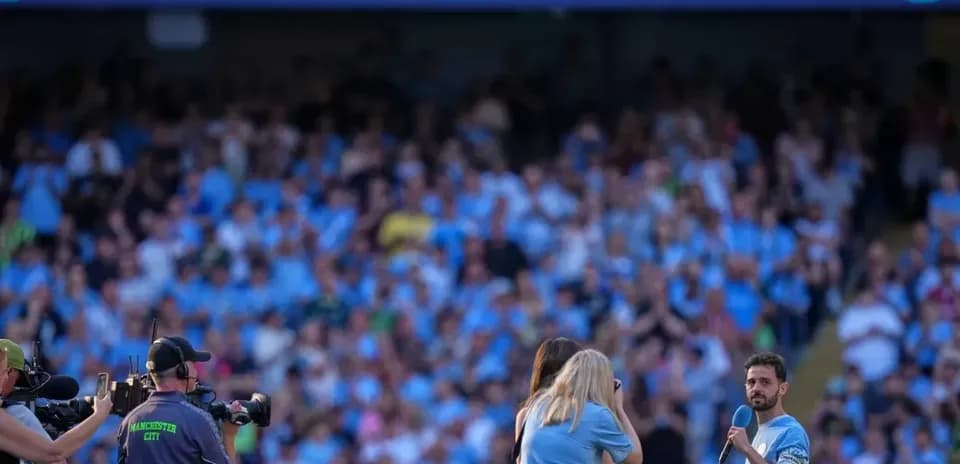 Bernardo siendo homenajeado por los aficionados de Manchester City