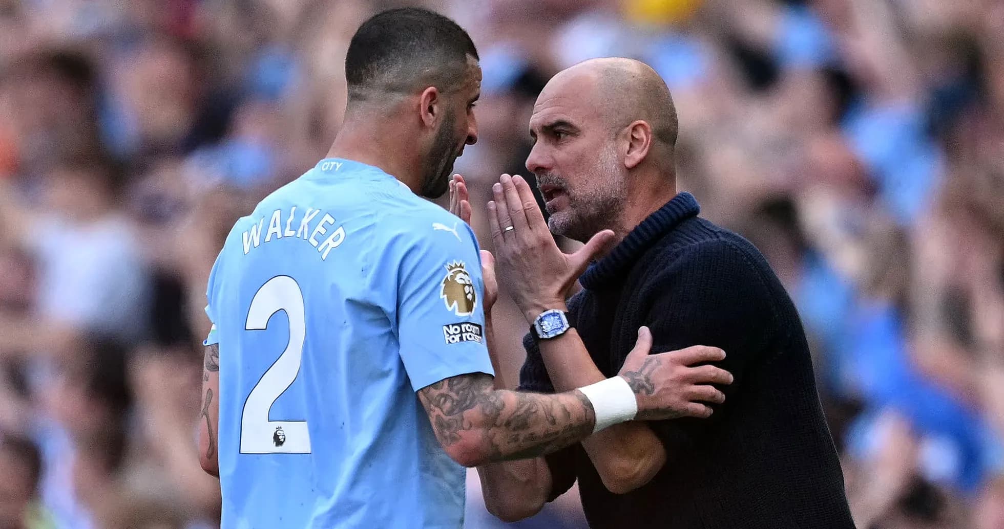 Jugador Walker conversando con el entrenador Guardiola