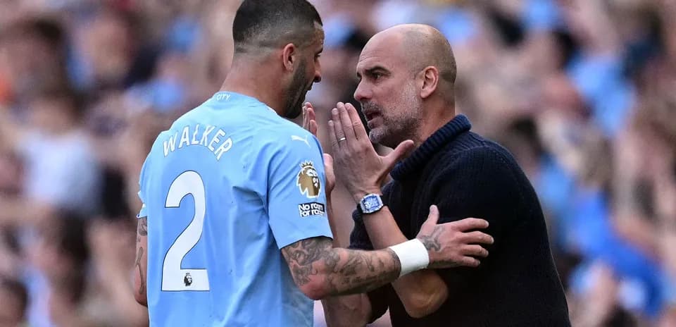 Jugador Walker conversando con el entrenador Guardiola
