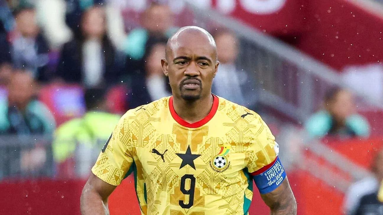 Jugador de Ghana con camiseta amarilla en el campo