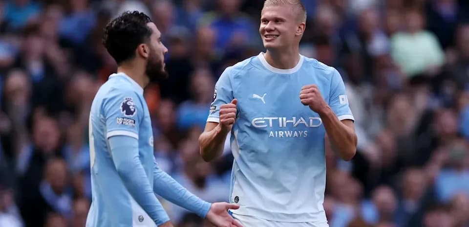 Jugadores de Manchester City celebrando en el campo