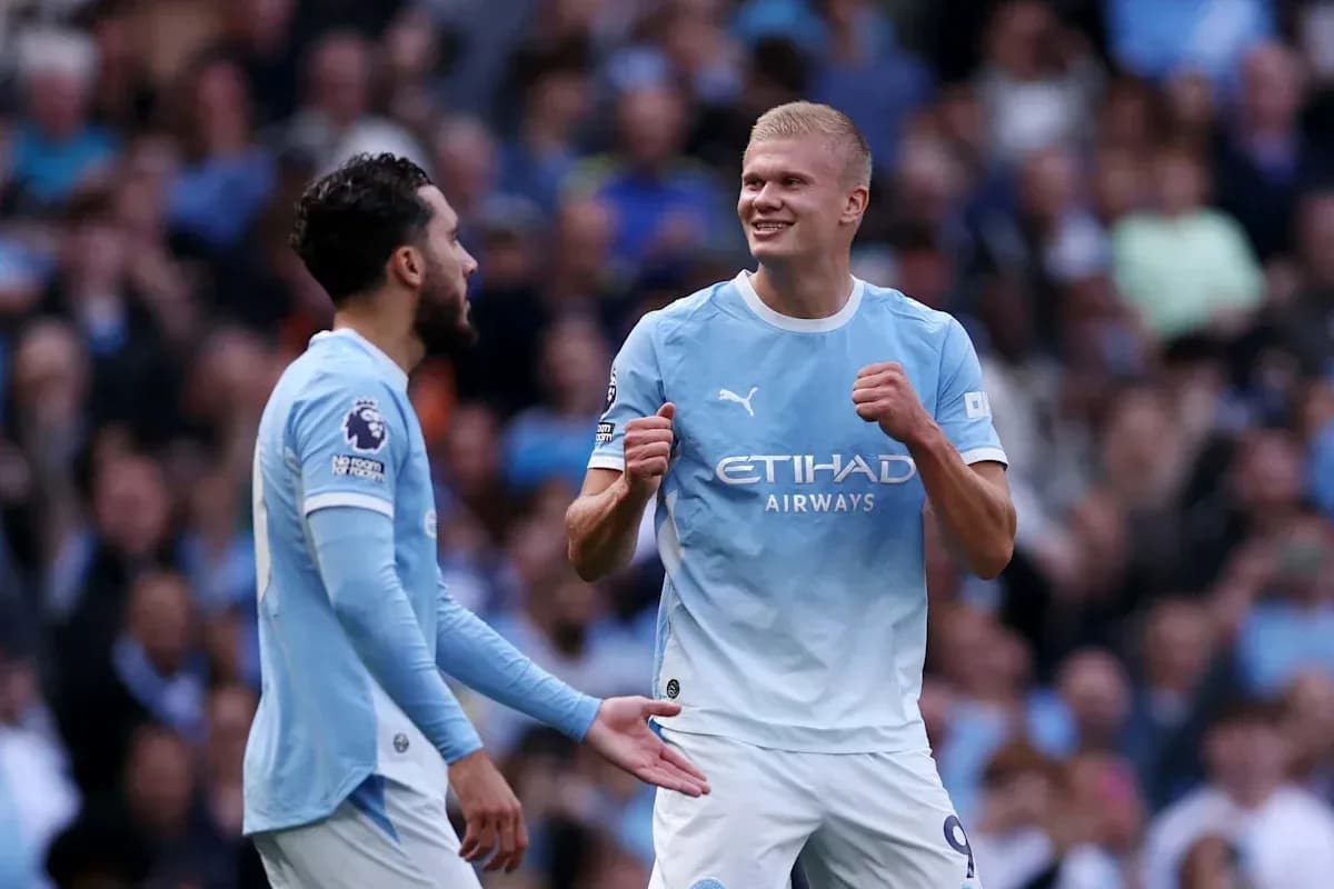 Jugadores de Manchester City celebrando en el campo