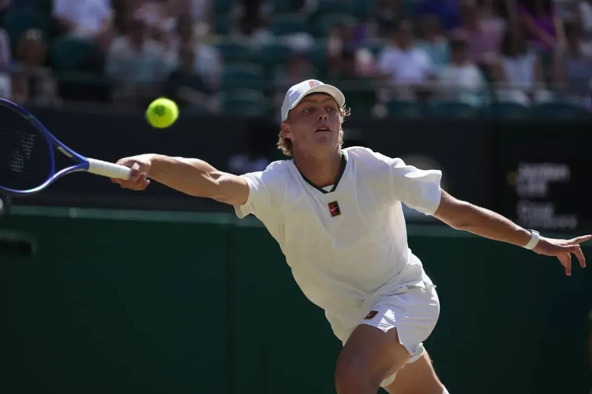 Jugador de tenis golpeando la pelota en Wimbledon