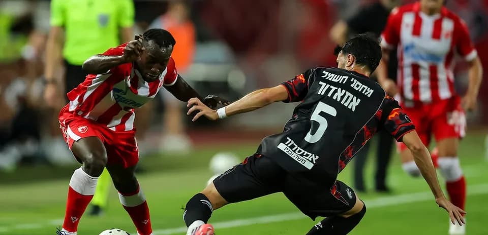 Jugador de FK Crvena Zvezda luchando por el balón