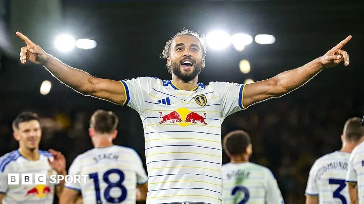 Jugador de Leeds United celebra con brazos levantados