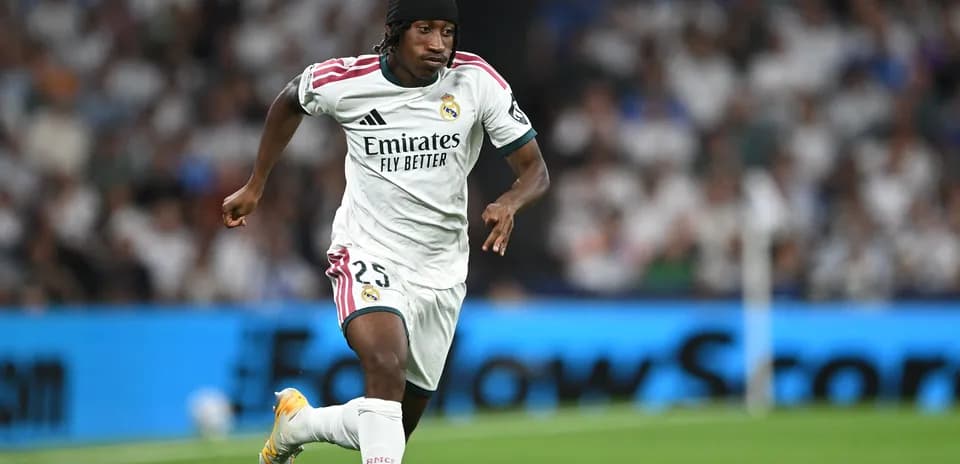 Jugador de Real Madrid corriendo durante el partido