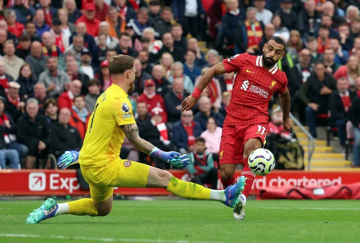 Jugador de Liverpool intentando marcar gol