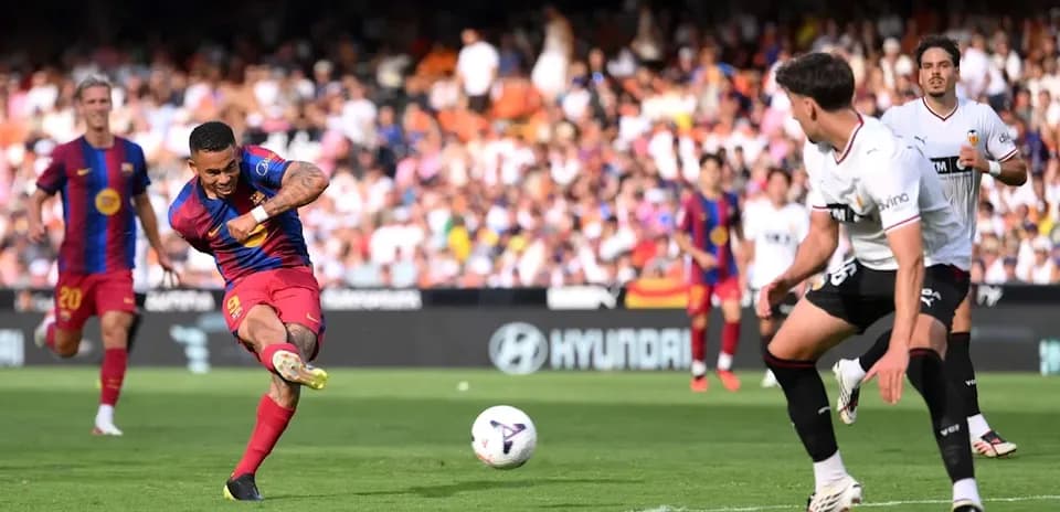 Jugador de Barcelona disparando a portería durante partido