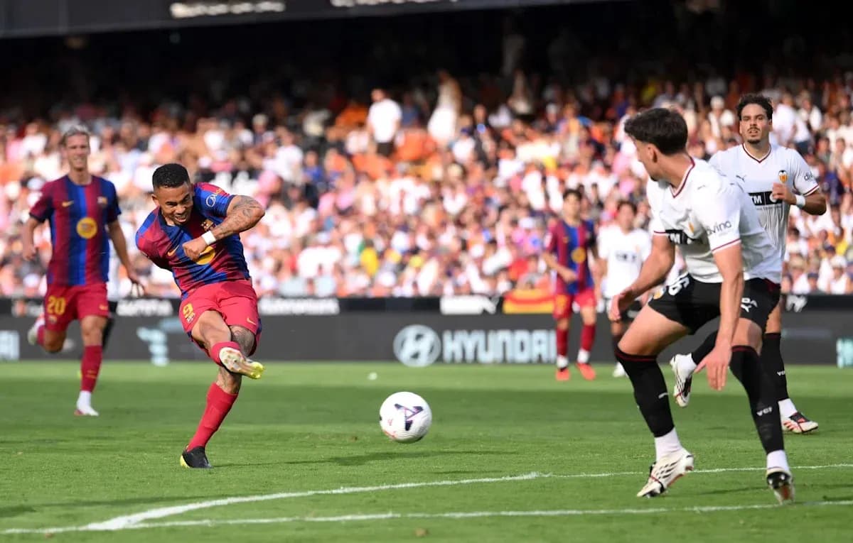 Jugador de Barcelona disparando a portería durante partido