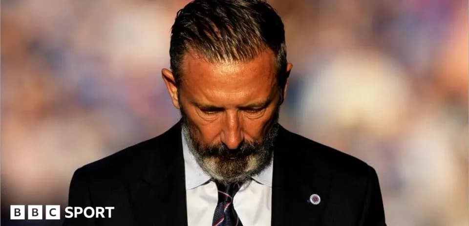 Entrenador con la cabeza baja en conferencia