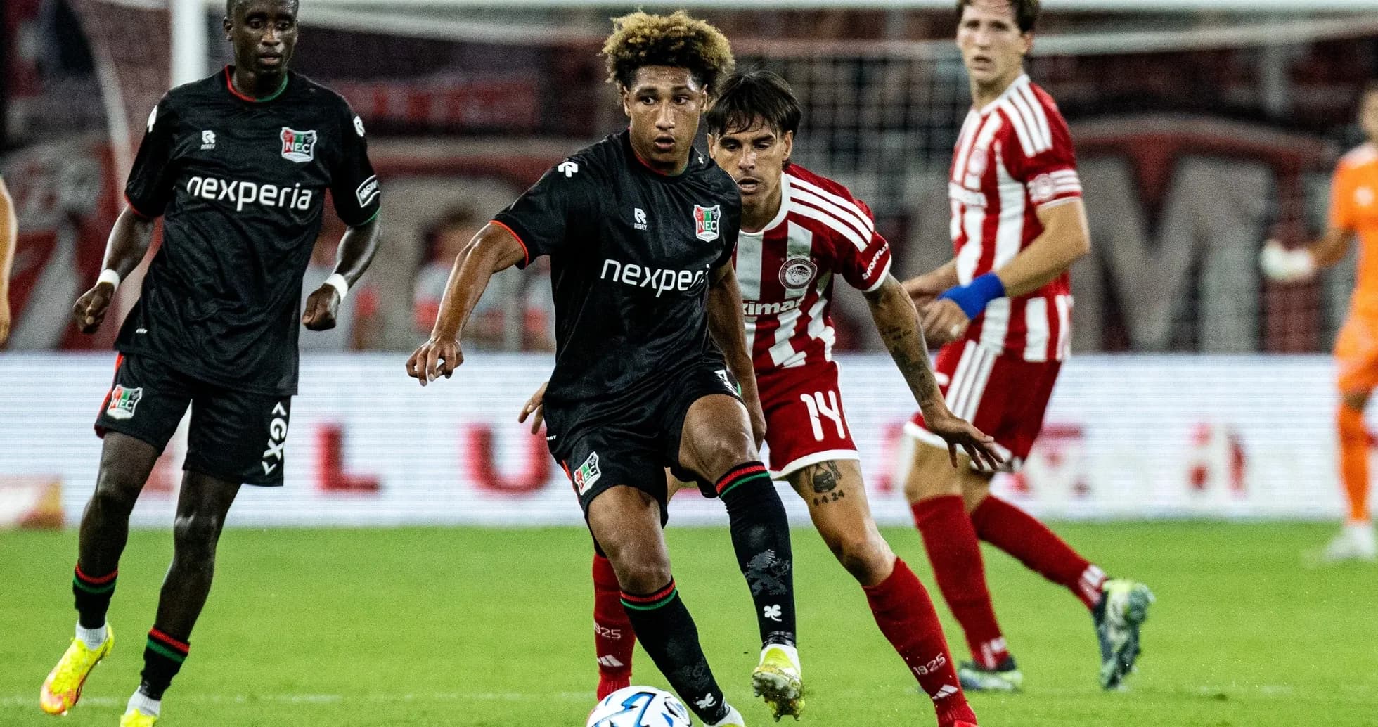 Jugador de NEC Nijmegen avanzando con el balón