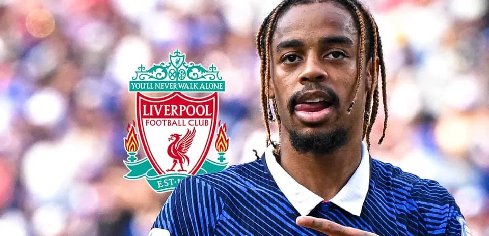 Jugador de Liverpool señalando durante un partido