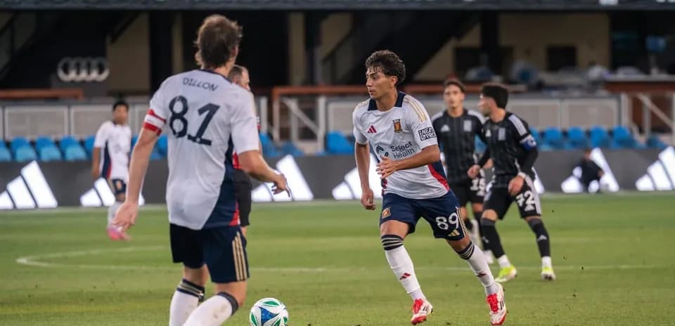 Jugadores de Real Monarchs en acción durante el partido