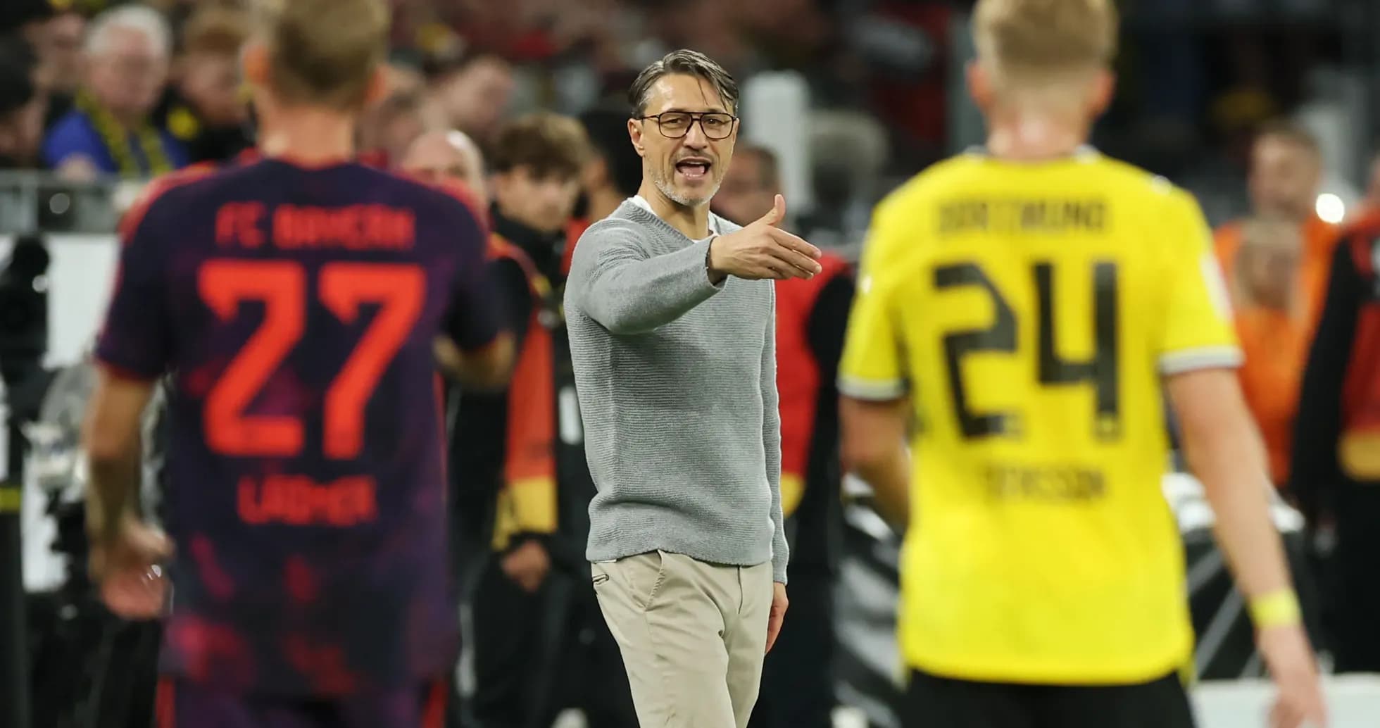 Entrenador dirigiendo a jugadores en el campo