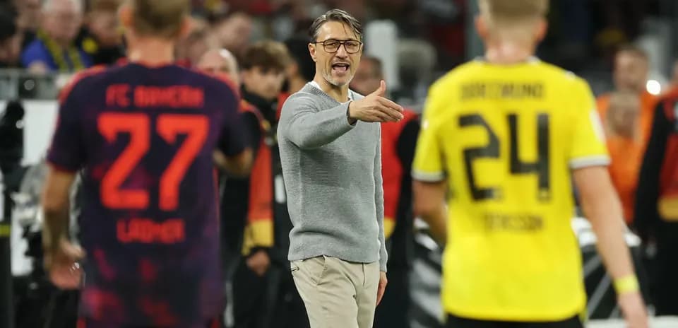 Entrenador dirigiendo a jugadores en el campo