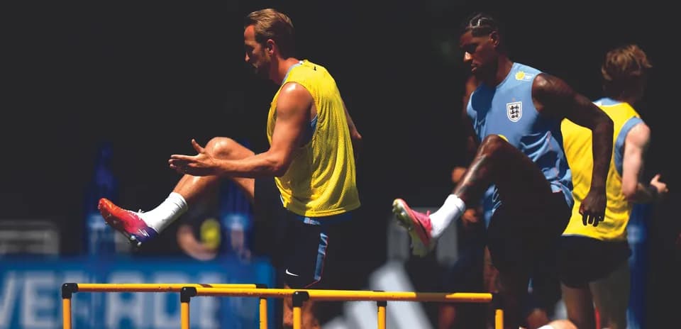 Jugadores entrenando saltando vallas en sesión
