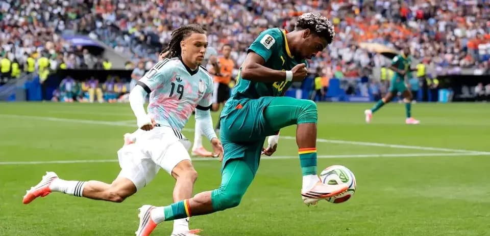 Jugador de Camerún controla el balón en el campo