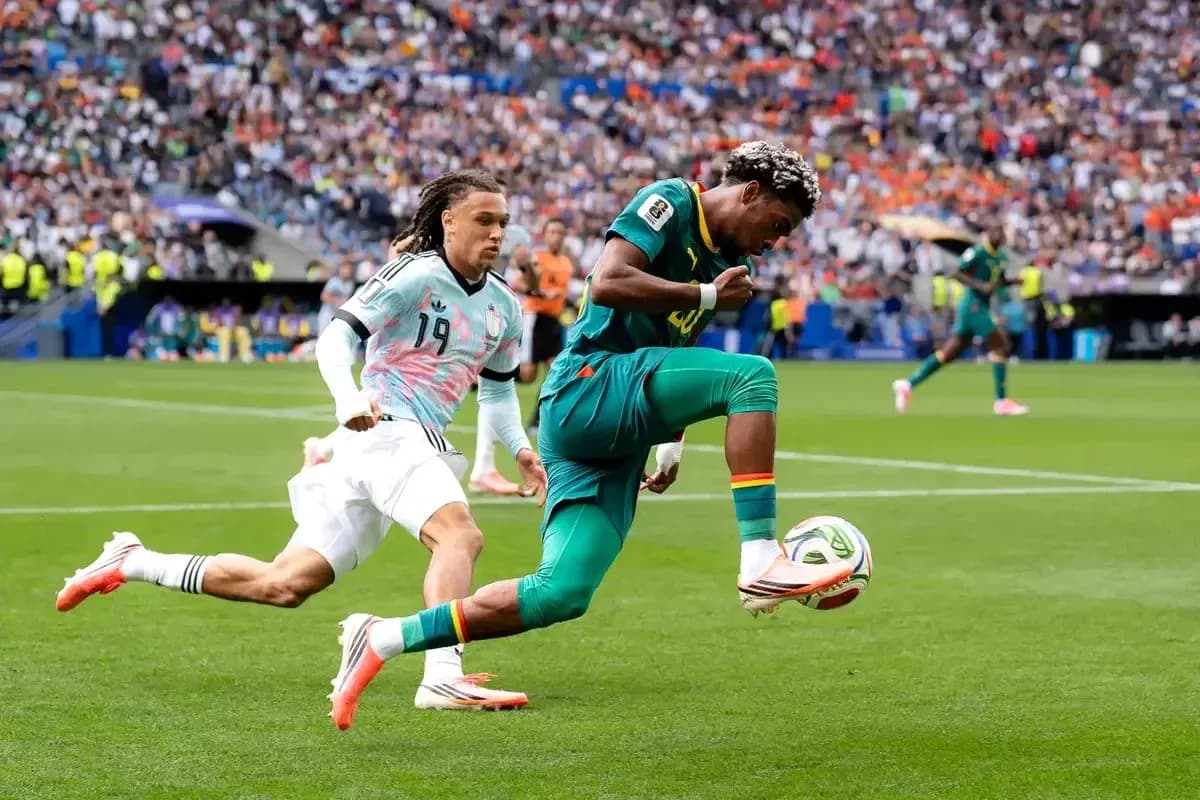 Jugador de Camerún controla el balón en el campo