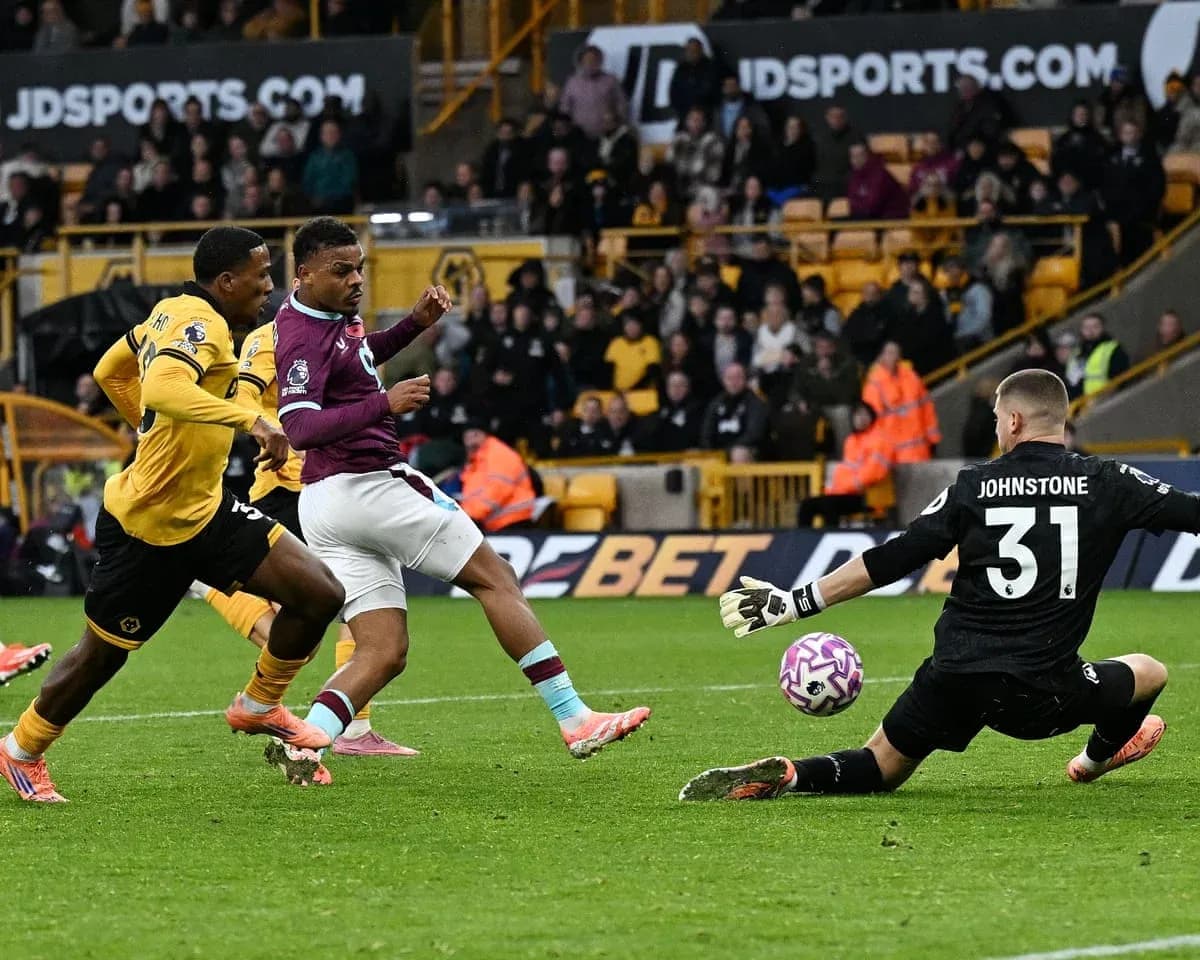 Jugador de Burnley intentando marcar un gol