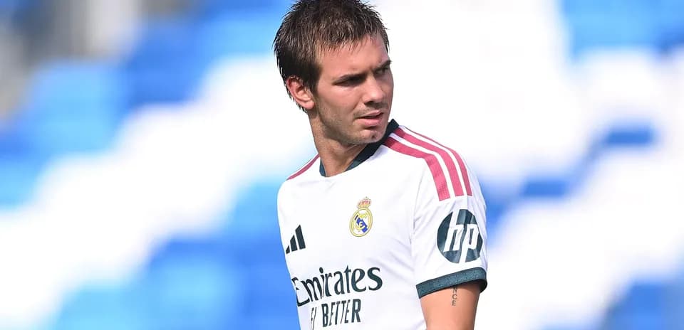 Jugador de Real Madrid en uniforme durante entrenamiento