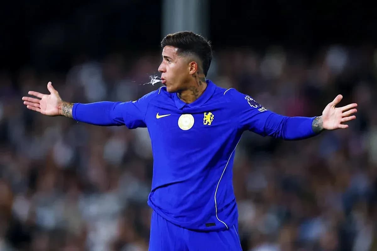 Jugador de Chelsea gesticulando durante el partido