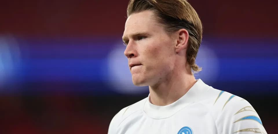 Jugador de Napoli en uniforme blanco durante el partido