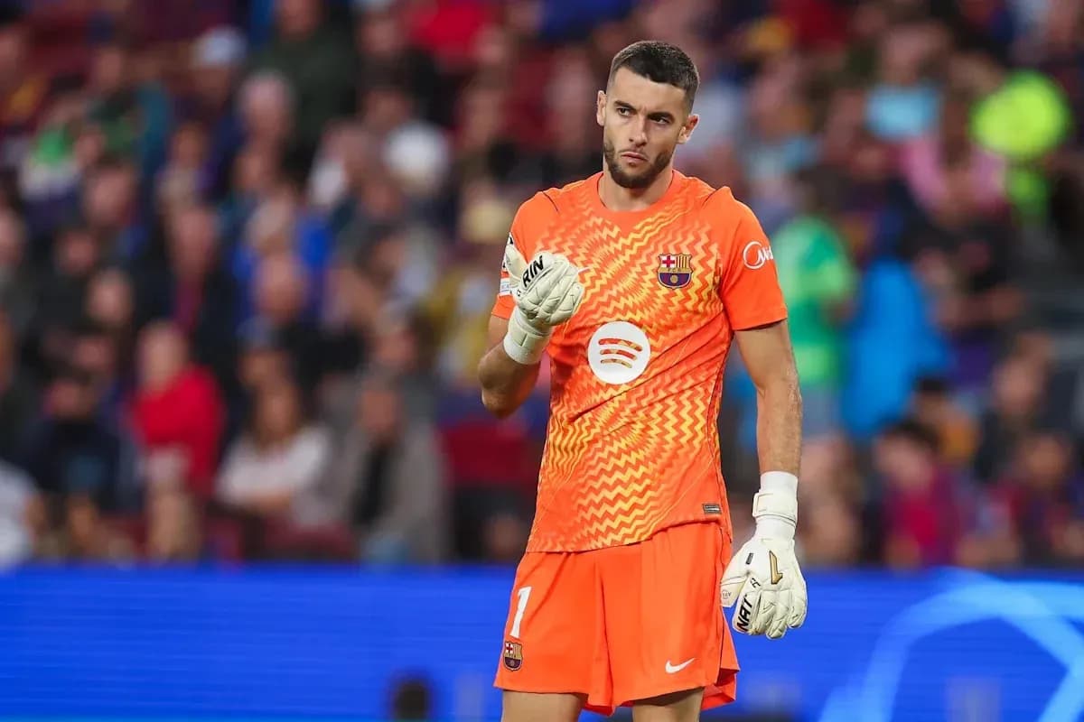 Portero de Barcelona en partido con afición de fondo