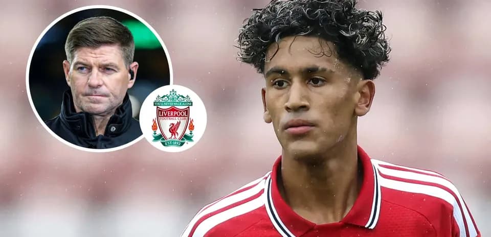 Jugador de Liverpool con camiseta roja en primer plano
