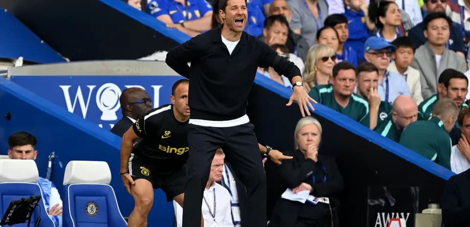 Entrenador dando instrucciones desde la línea de banda
