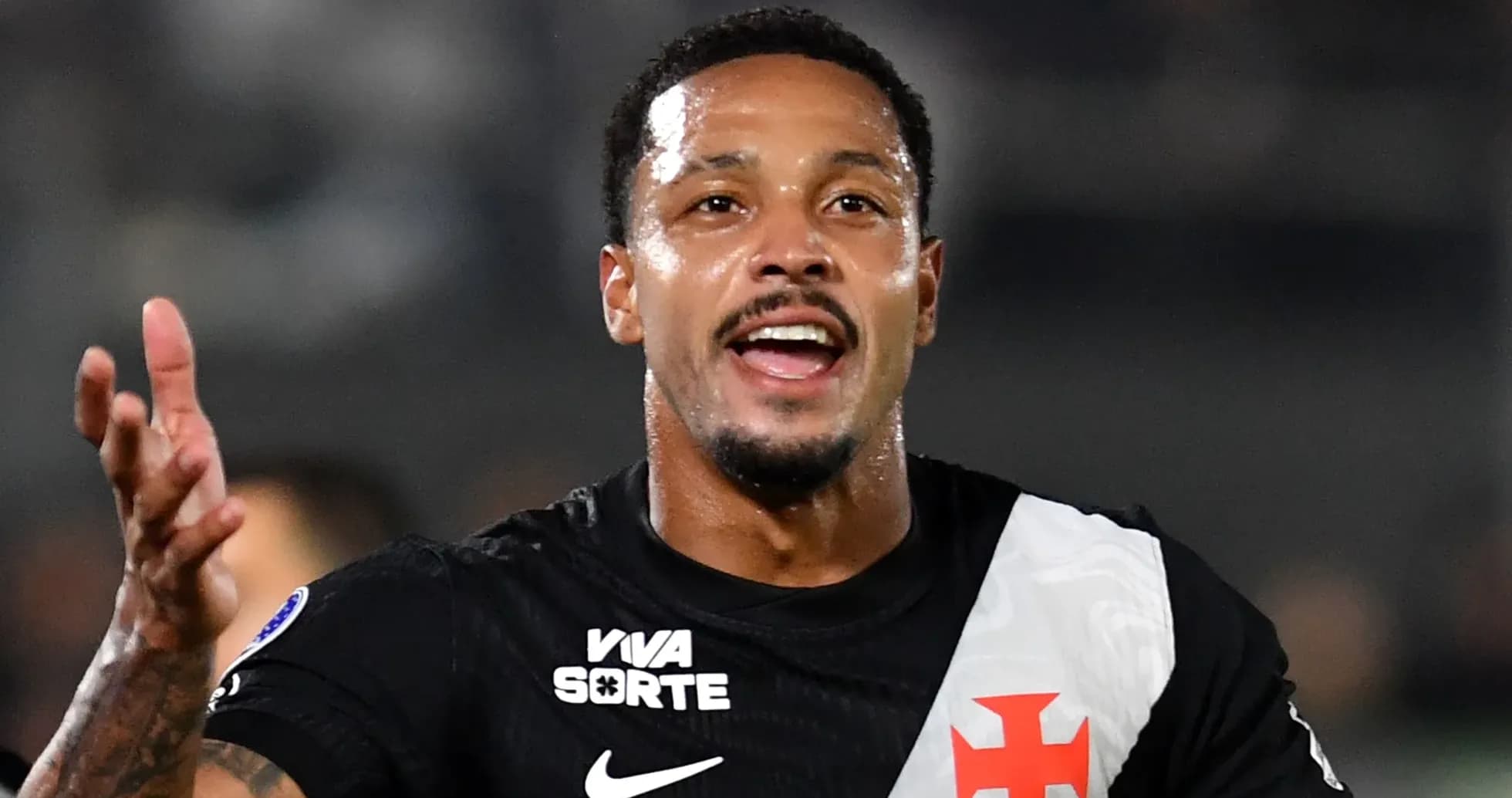 Jugador celebrando con gesto durante el partido